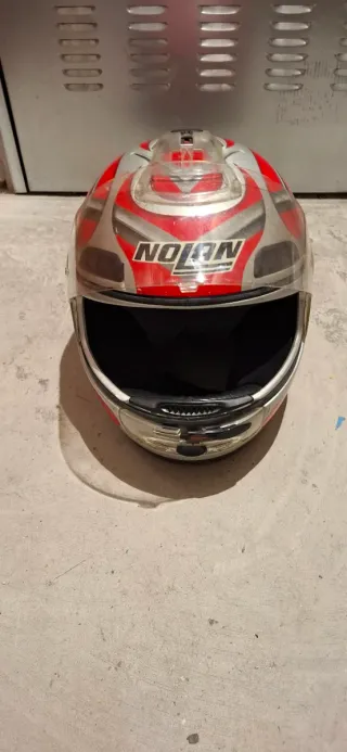 Casco de moto Nolan rojo y plateado