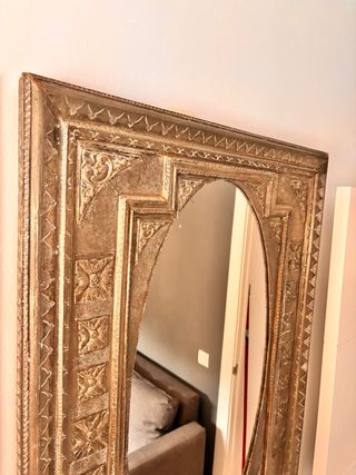 Espejo antiguo dorado con marco labrado