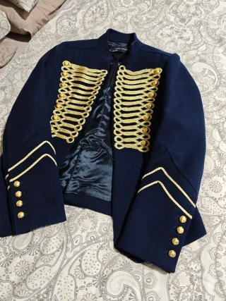 Chaqueta Zara estilo domador azul y dorada