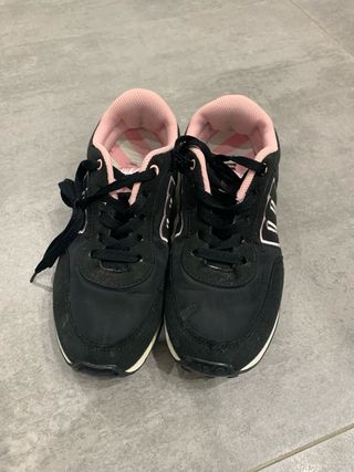 Zapatillas Mustang negras y rosas