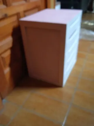 Cajonera blanca y rosa