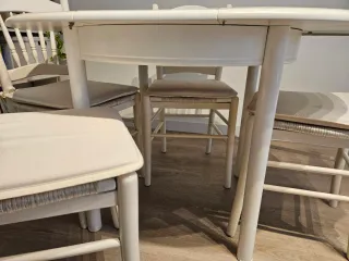 Mesa comedor redonda y 4 sillas blancas