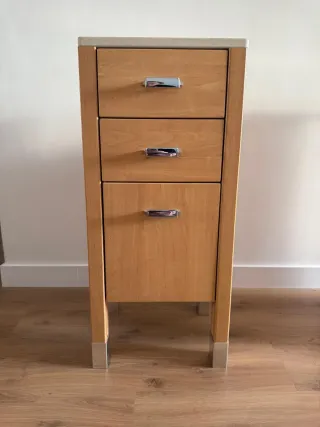 Mueble de madera con 3 cajones