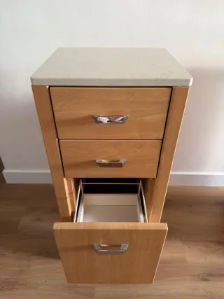 Mueble de madera con 3 cajones