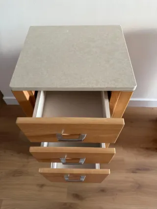 Mueble de madera con 3 cajones