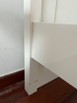 Cama individual blanca de madera