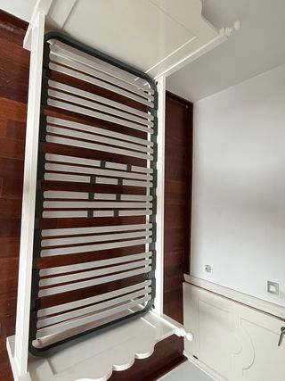 Cama individual blanca de madera