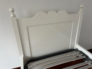 Cama individual blanca de madera