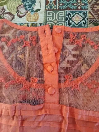 Blusa arancio con dettagli in pizzo