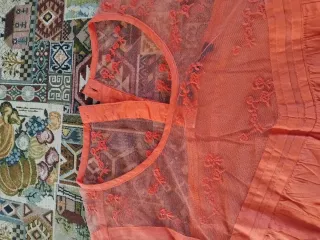 Blusa arancio con dettagli in pizzo