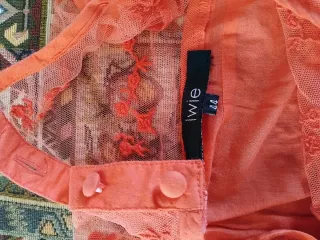 Blusa arancio con dettagli in pizzo