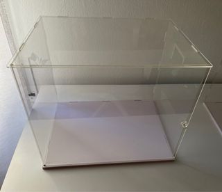 Vitrina acrílica base blanca (LEER DESCRIPCIÓN)