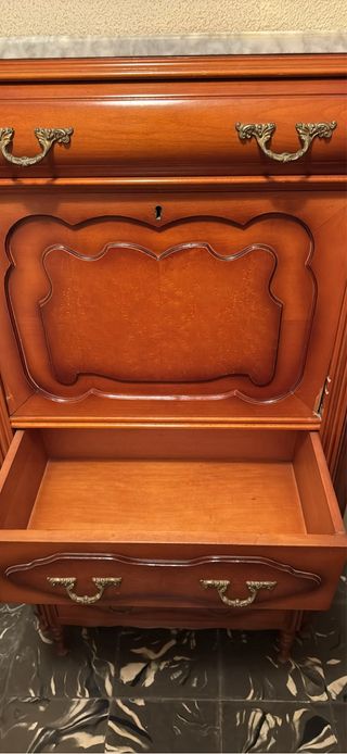 Escritorio de madera con base de mármol