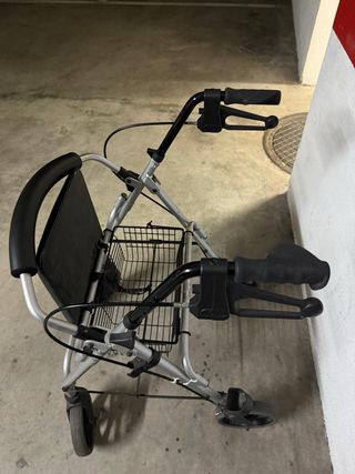 Andador con asiento y cesta de farmacia