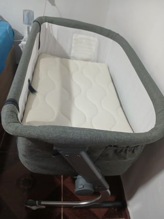 Cuna de bebé con colchón