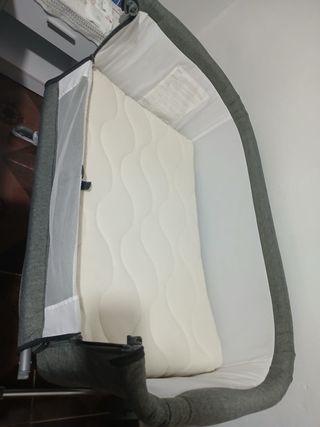 Cuna de bebé con colchón