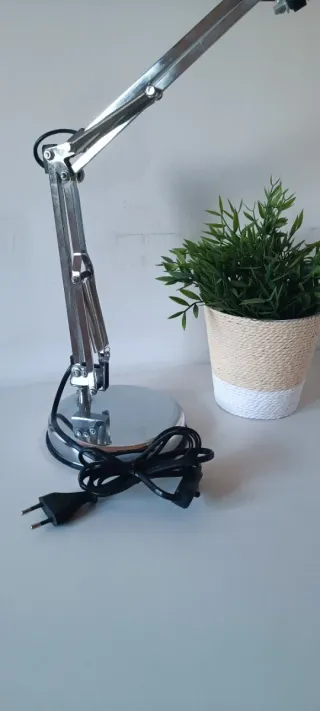 Lámpara de escritorio plateada