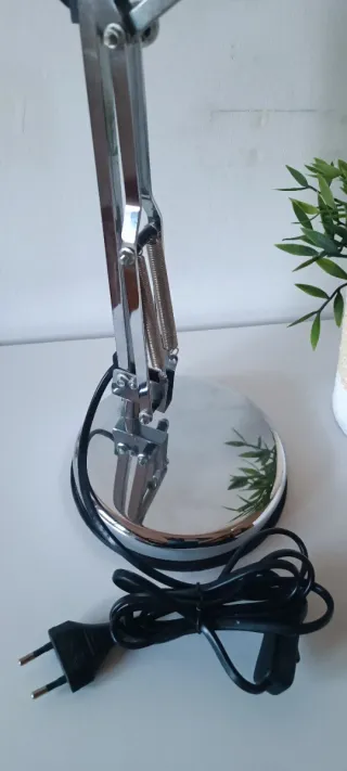 Lámpara de escritorio plateada