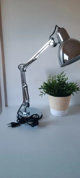 Lámpara de escritorio plateada