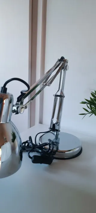 Lámpara de escritorio plateada