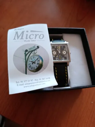 Reloj de pulsera cuadrado