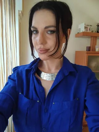 Conjunto Camisa Azul y Pantalón Rojo