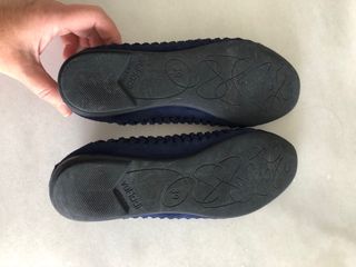 Vulladi bailarinas ante azul