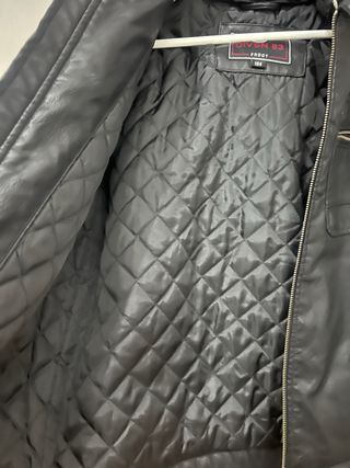 Chaqueta de cuero con capucha