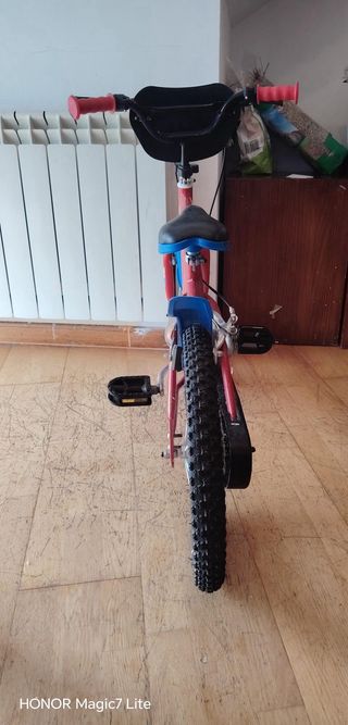 Bicicleta infantil roja con casco