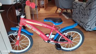 Bicicleta infantil roja con casco