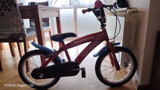Bicicleta infantil roja con casco