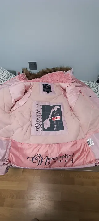 Chaqueta Norway rosa con capucha nueva
