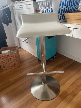 Taburete de piel blanco