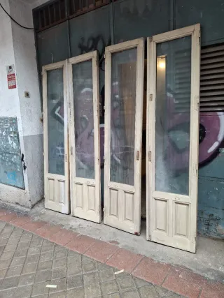 Puertas antiguas de madera y cristal