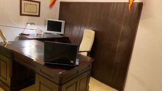 Escritorio de madera y cuero