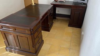 Escritorio de madera y cuero