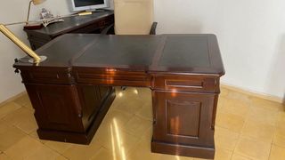 Escritorio de madera y cuero
