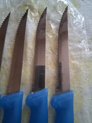 Set 4 coltelli seghettati manico blu