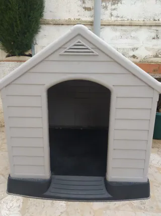 Caseta perro grande beige y negra