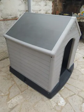 Caseta perro grande beige y negra