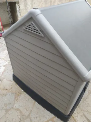 Caseta perro grande beige y negra