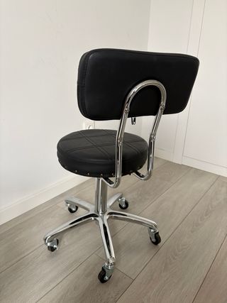 Silla negra con ruedas