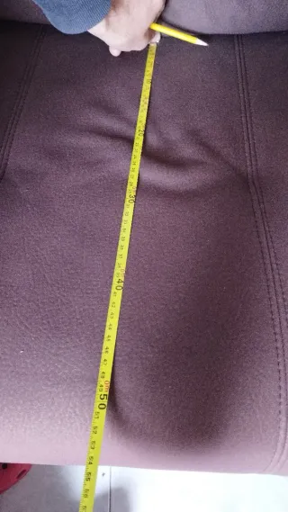 Sofá marrón de tela con 2 pufs