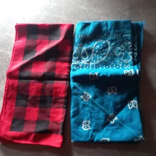 Bandana a quadri rossa e blu