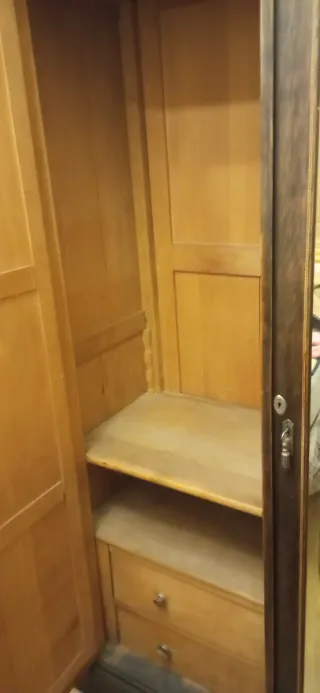 Antiguo armario con lunas de espejo