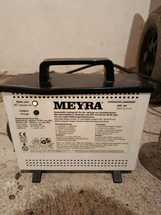 Silla de ruedas eléctrica roja