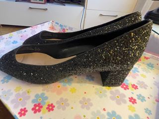 Zapatos de tacón negros con purpurina