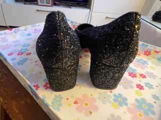 Zapatos de tacón negros con purpurina