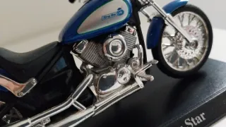 Moto Yamaha 650 XVS Drag Star. Maisto.