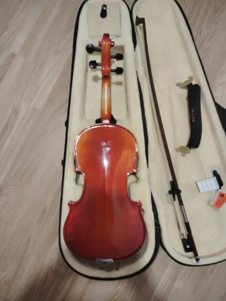 Violín 1/2 como nuevo. Incluye funda y almohadilla